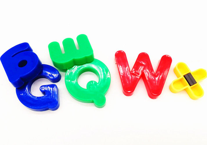 Letras e números magnéticos de plástico personalizados em cores variadas para fins educacionais